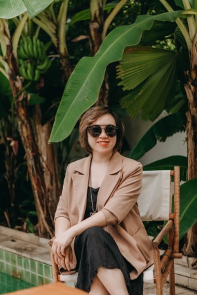 亚洲女人戴墨镜图片